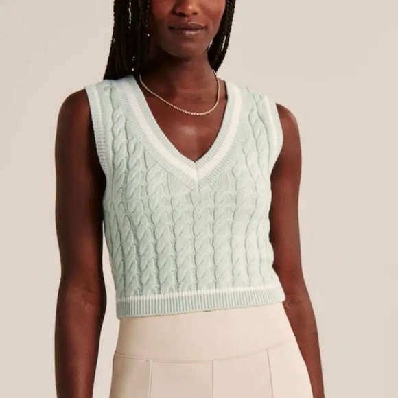 Abercrombie & Fitch Cropped Sweater Vest - Picture 4 of 6